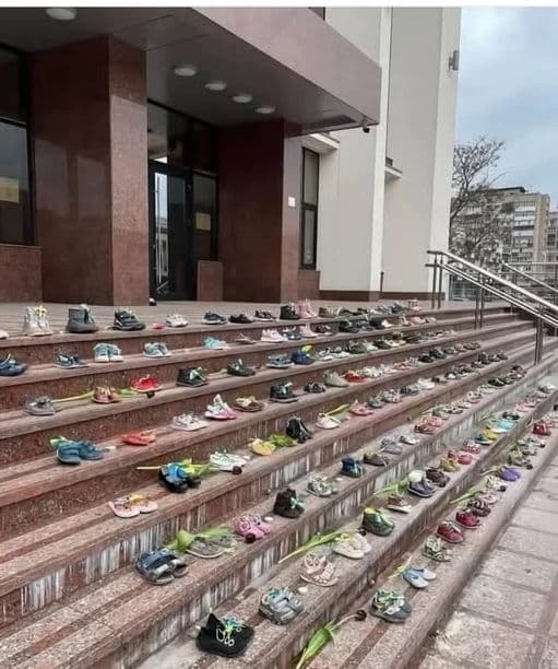 Copii care nu vor mai auzi clopoțelul