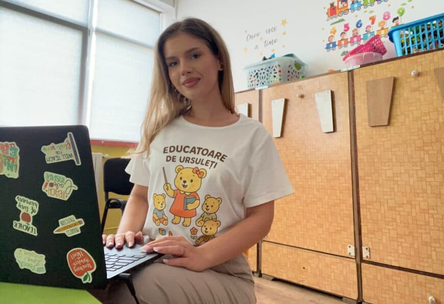 Când un cântec devine armă. Alisa, educatoarea din Craiova, îi învață pe copii să se apere de pedofili: „Dacă mi-atingi părțile intime — o să îi spun mamei”