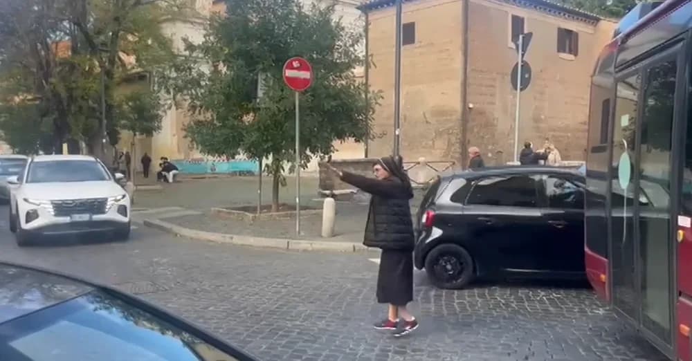 O călugăriță româncă a devenit, pentru câteva momente, „dirijor de trafic” în Roma