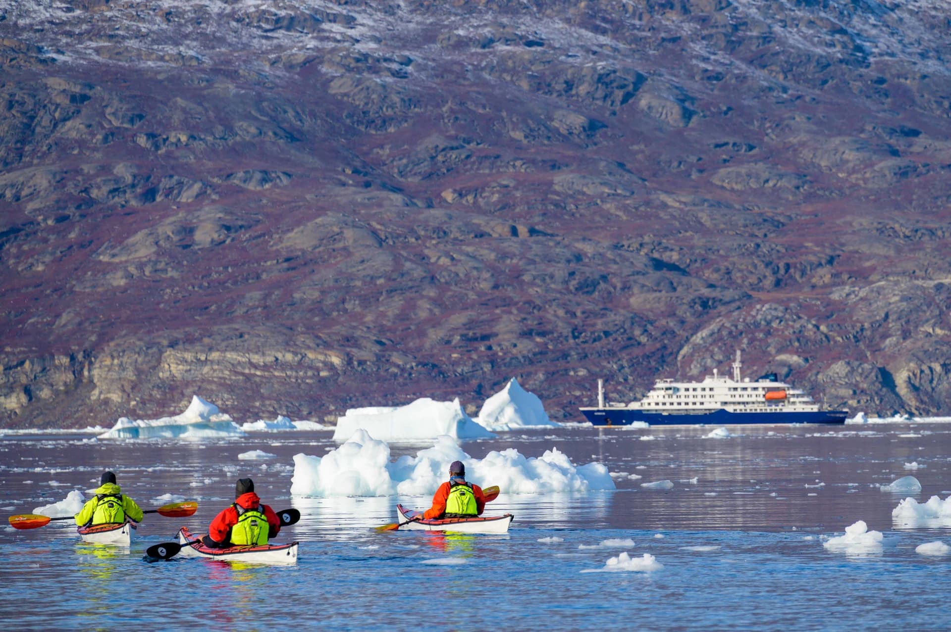 Vedere apropiată a navei MV Hondius cu numele vizibil pe coca de pe babord. Foto: © Oceanwide Expeditions