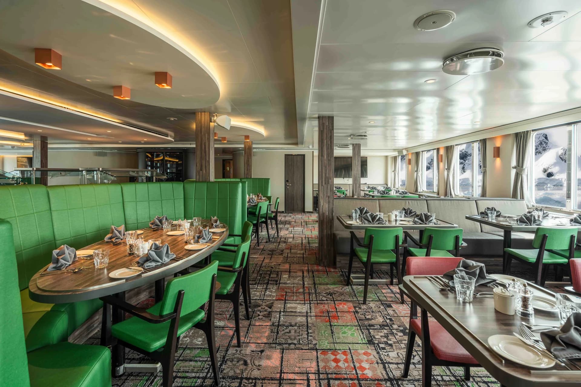 Sala de mese a navei Hondius, scaune verzi pregătite pentru pasageri. Foto oficială Oceanwide Expeditions / Trazar Photography