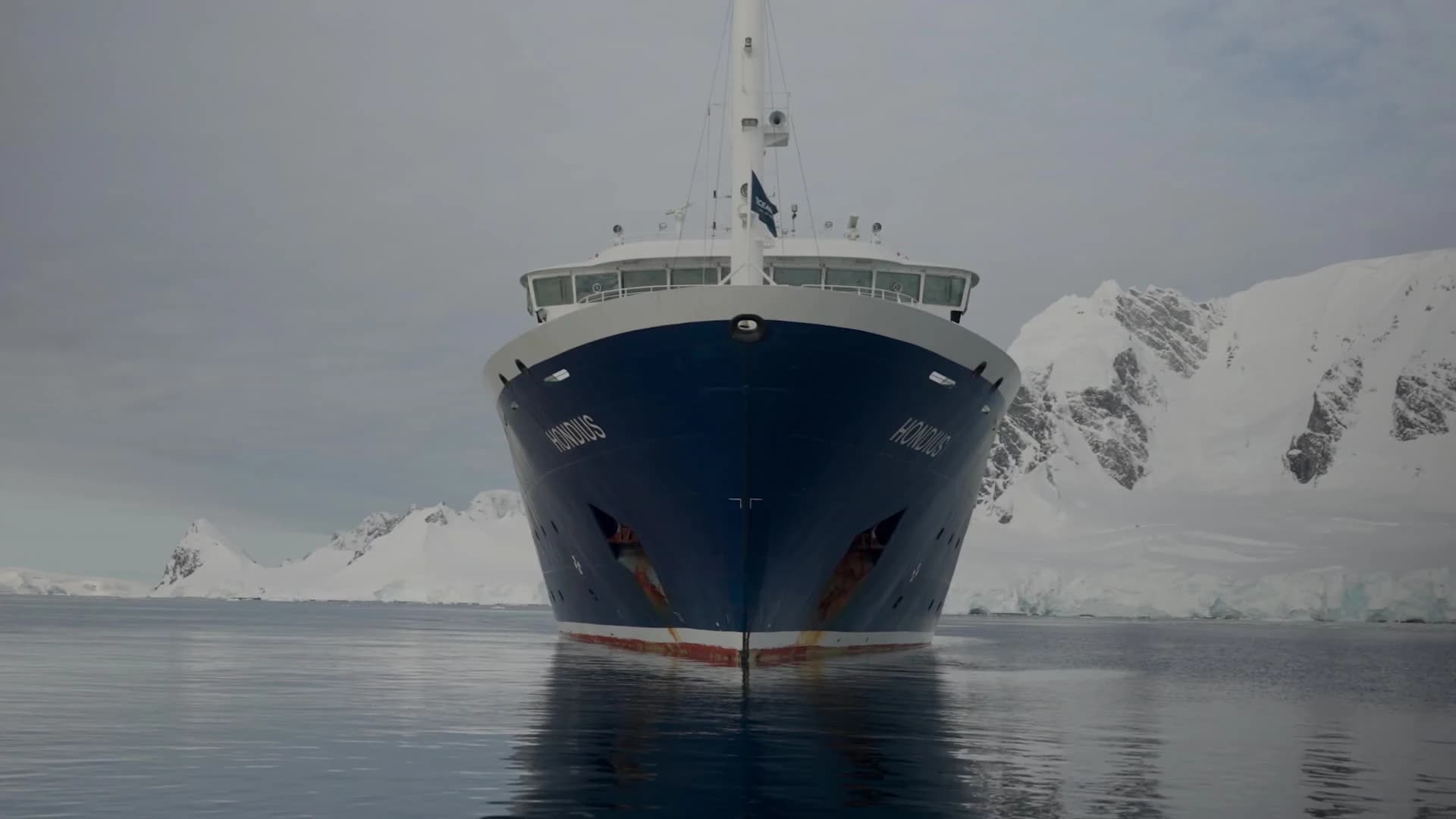 Vedere frontală a navei MV Hondius cu numele vizibil pe prova, în drum către portul Granadilla. Foto: Oceanwide Expeditions