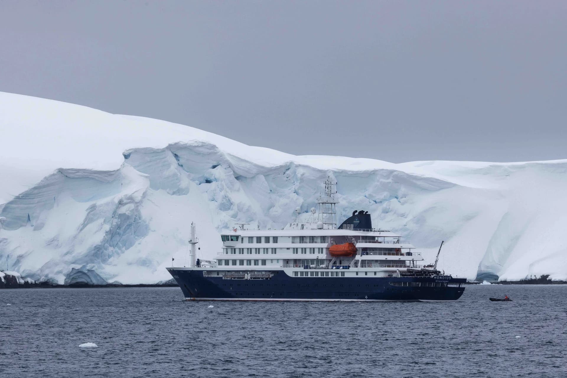 MV Hondius navigând printre icebergs antarctici. Foto: Oceanwide Expeditions