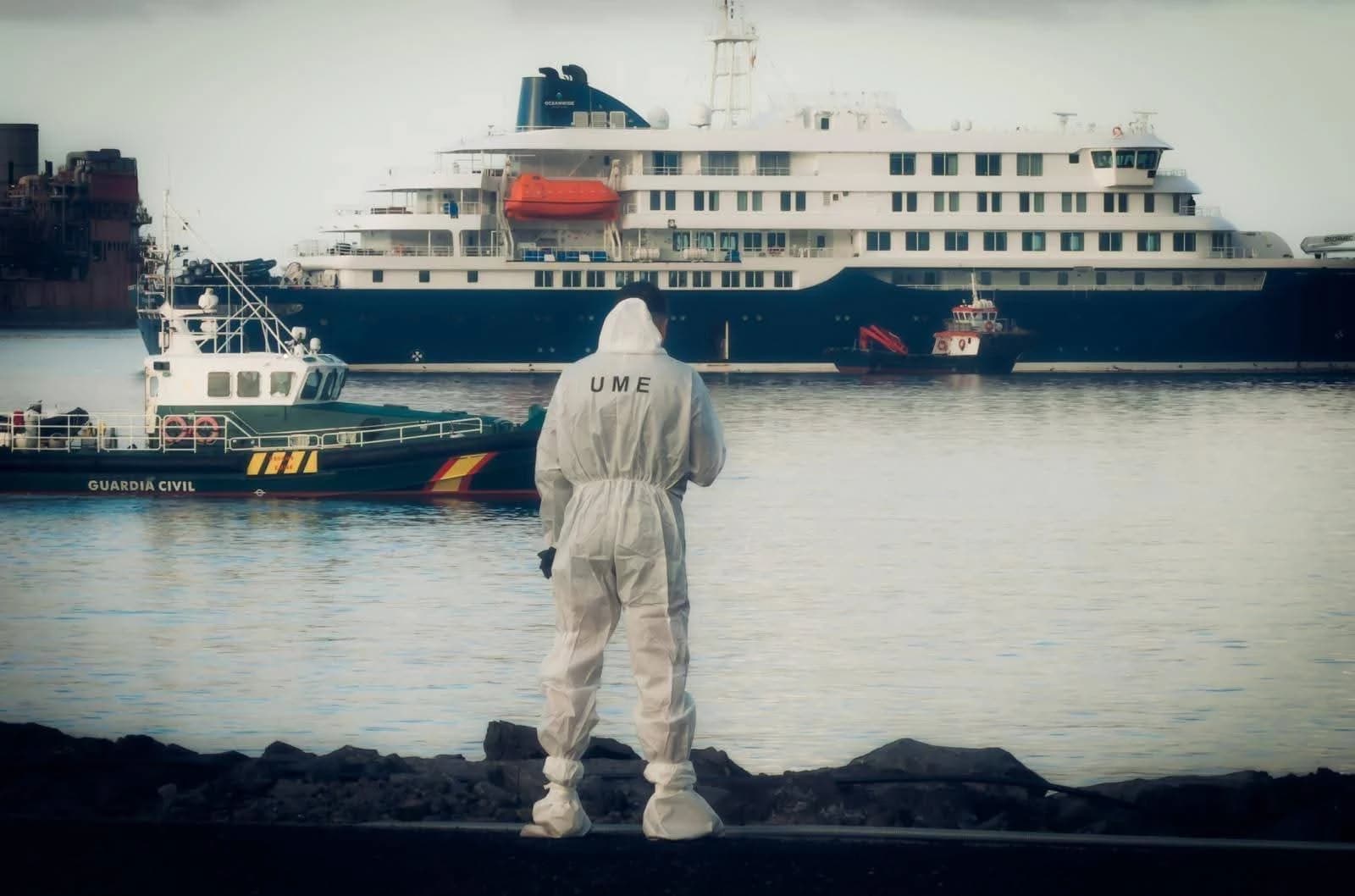 Echipe spaniole HAZMAT în costume protectoare orange și albe, cu măști respiratoare, pe tarmacul aeroportului din Tenerife. Imagine din operațiunea de evacuare a pasagerilor Hondius - iunie 2026.