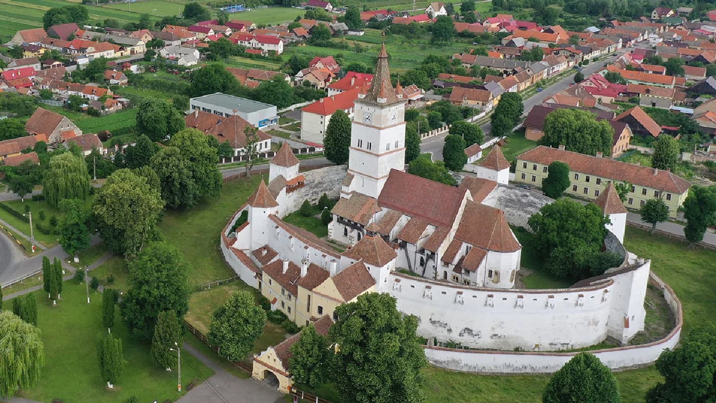 Biserica fortificată din Hărman – Taina legendei colacilor și savoarea tradițiilor transilvănene