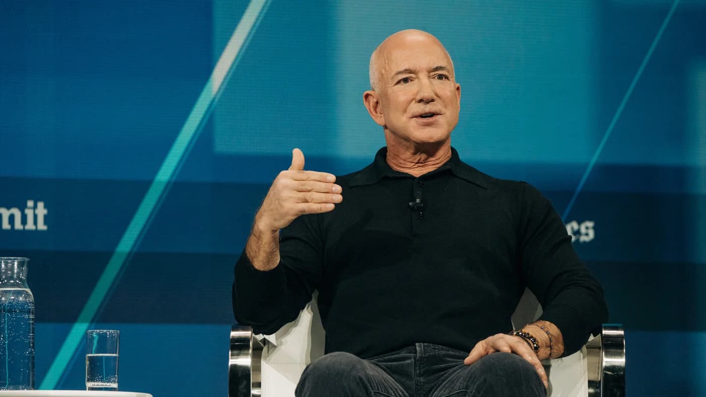 Bezos $100 billion: investiție în automatizare AI, reacție Sanders