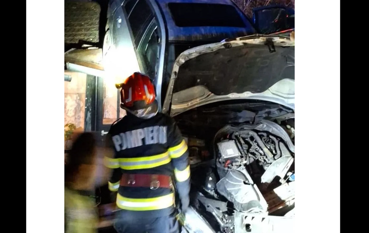 Accident spectaculos în Prahova: o mașina a aterizat pe acoperișul unei case