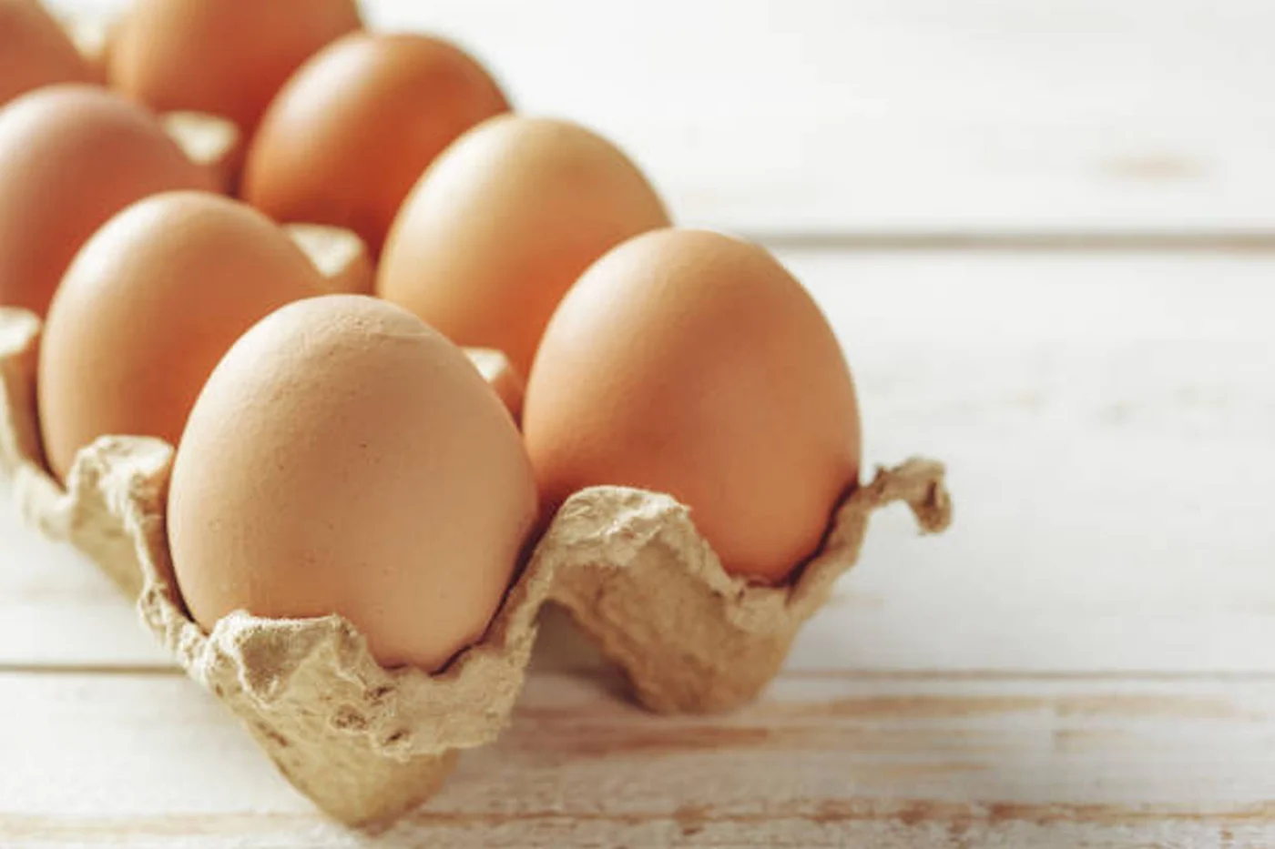 Ouă în carton, simbol al focarului de salmoneloză din Marea Britanie asociat cu ouă importate