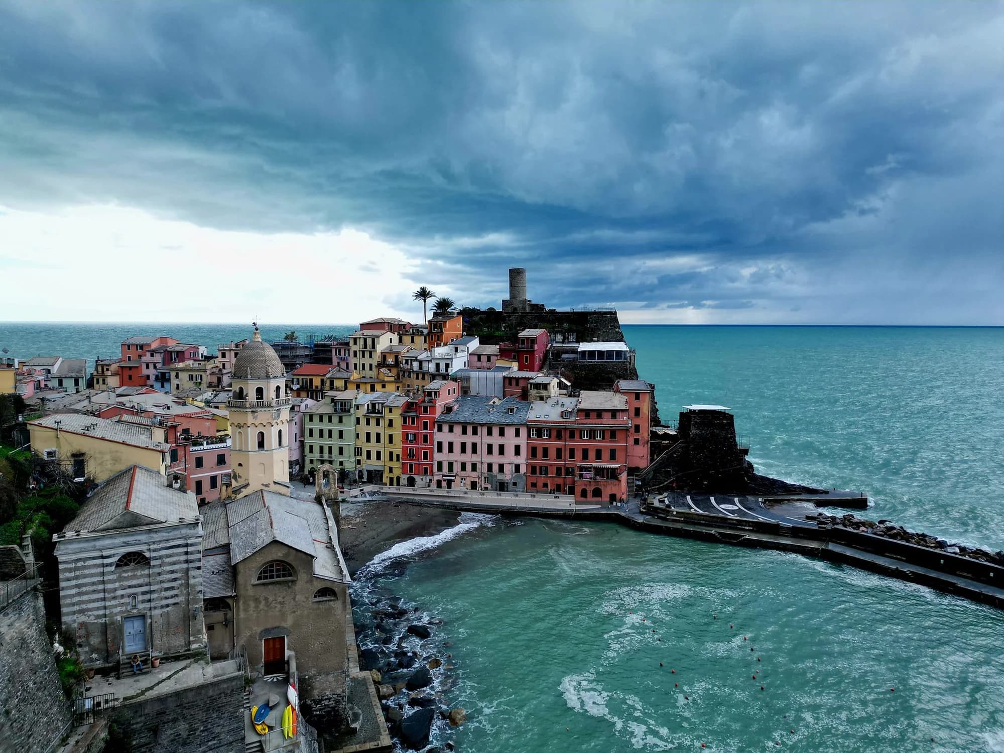 Vernazza, Cinque Terre, privire către golf și turnul Doria, înainte de furtună