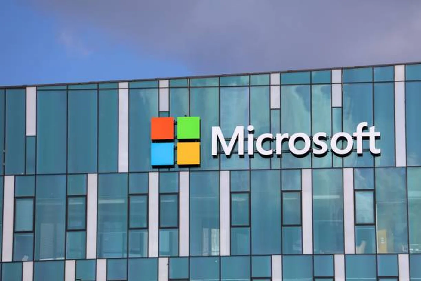 Concedieri în Meta și Microsoft, pe fondul investițiilor în AI