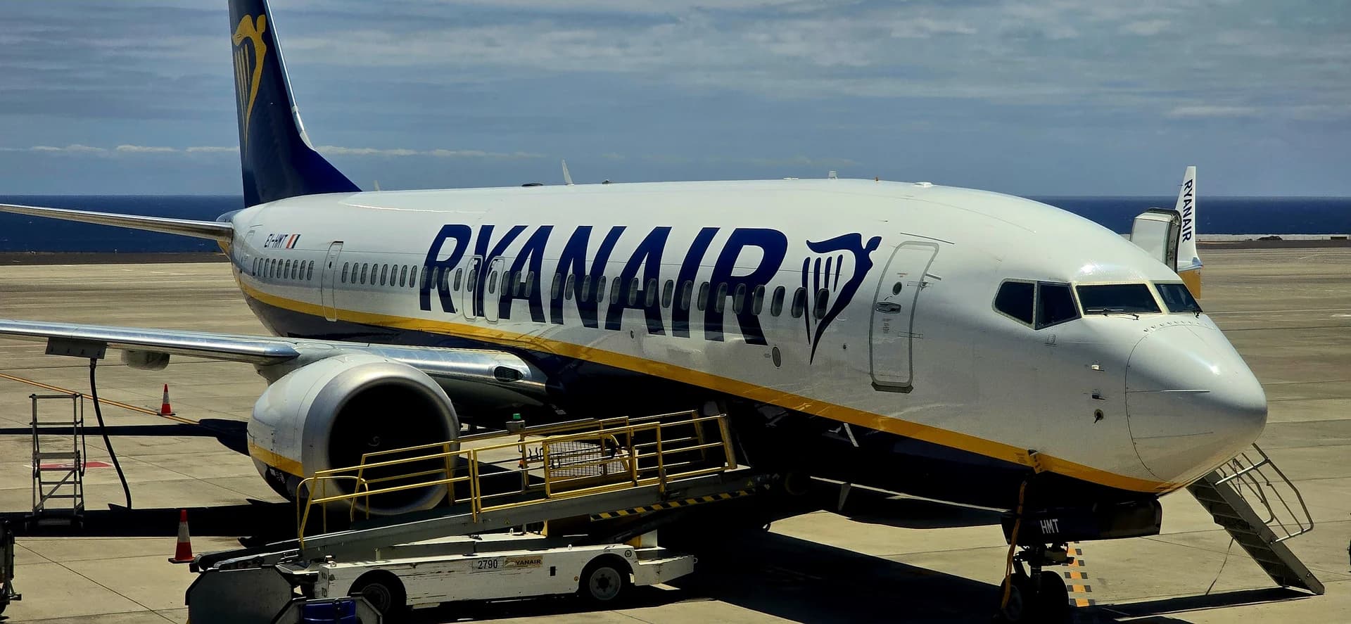 Ryanair Boeing 737 pe pistă, simbol al companiilor cu tarife reduse care nu adaugă suprataxe de combustibil în criza kerosenului 2026
