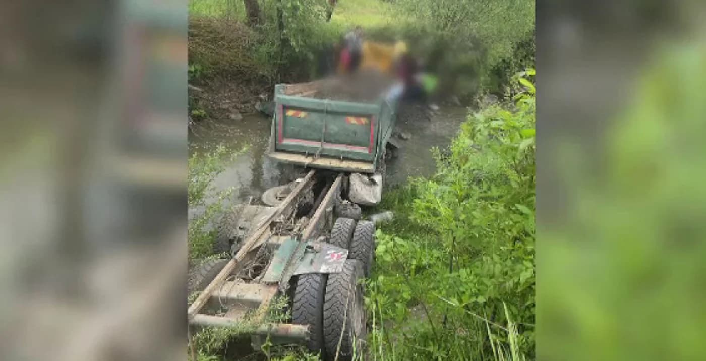 Camion răsturnat în Bistrița-Năsăud: șoferul, rănit