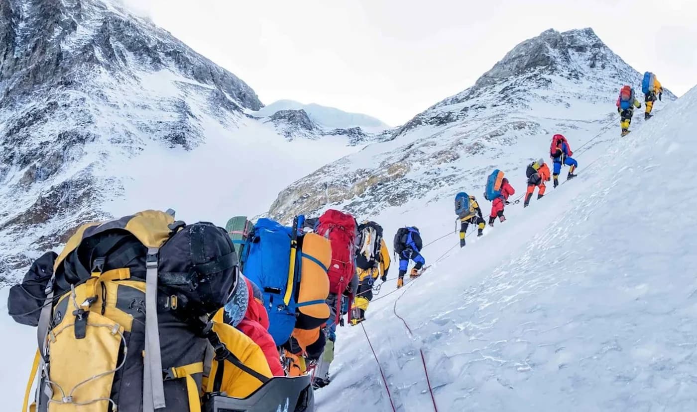 Record pe Everest: 274 de alpiniști au urcat într-o zi