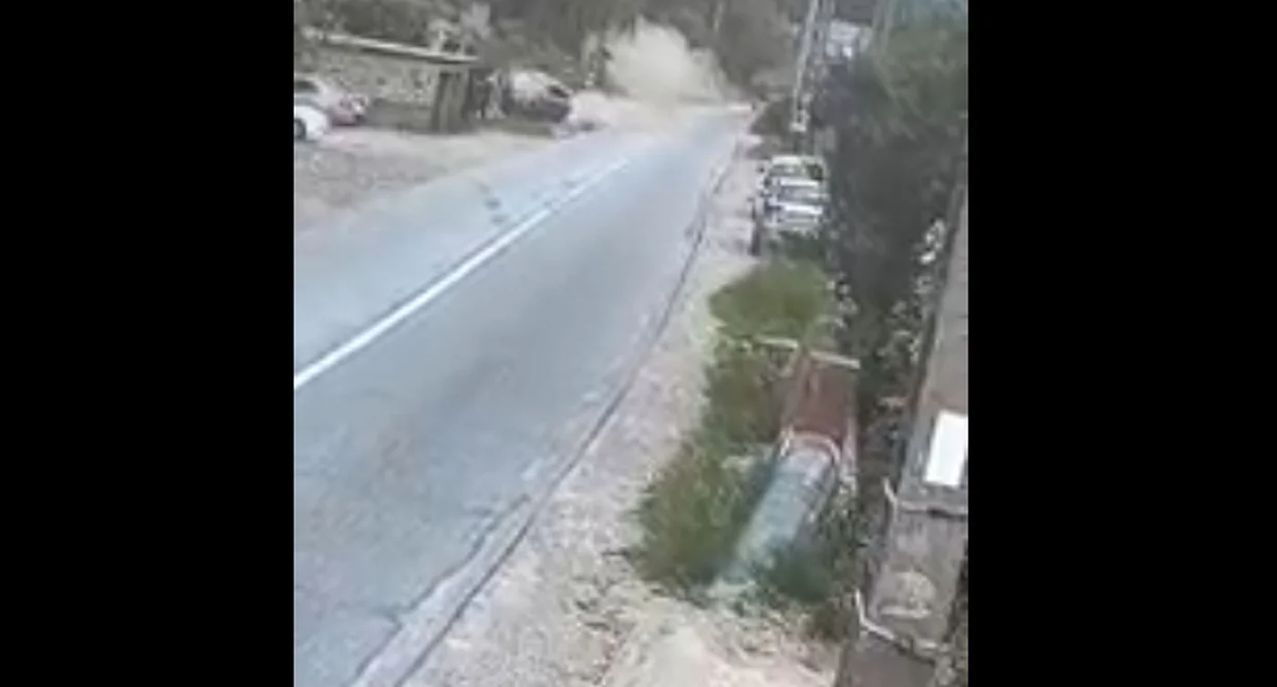 Accident violent în Bistrița-Năsăud: un șofer a distrus un garaj