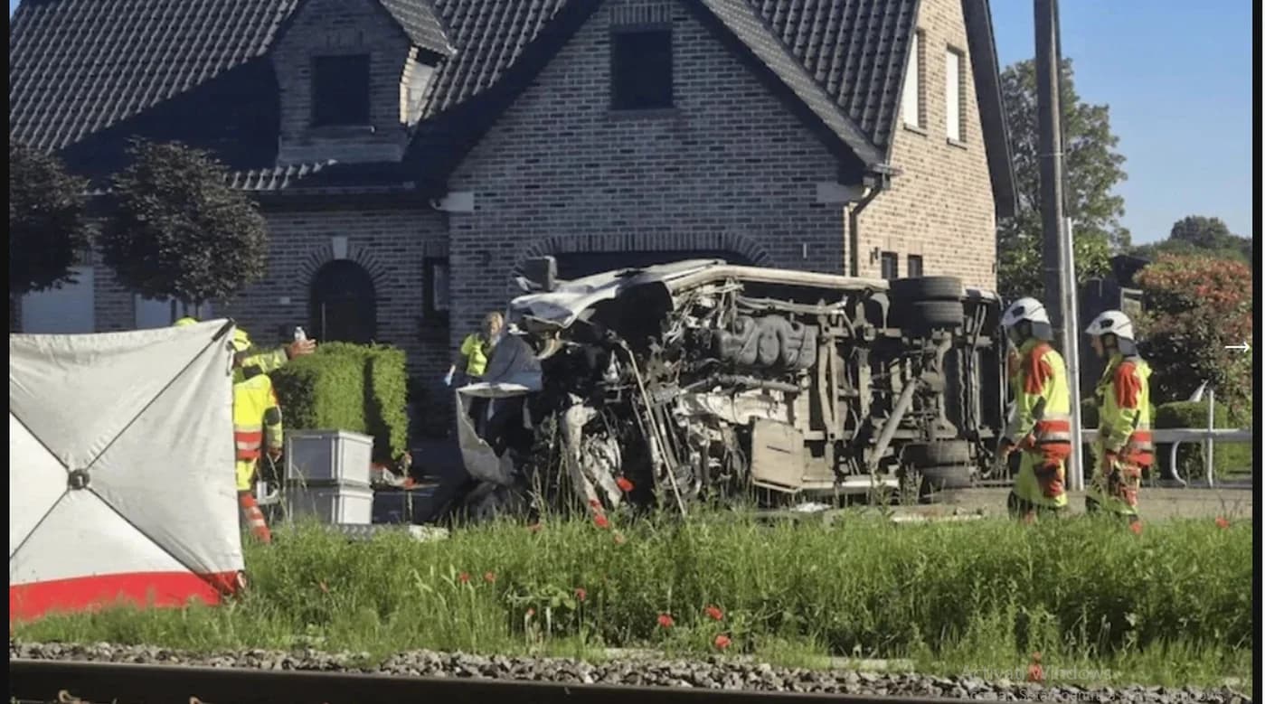Microbuz școlar lovit de tren în Belgia: patru morți