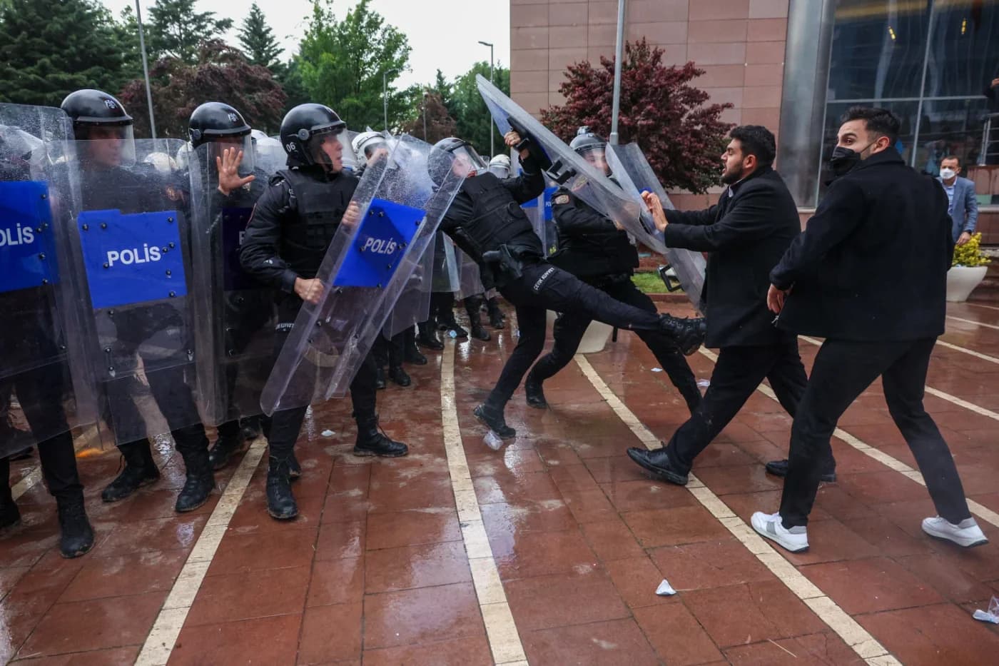 Poliția turcă a intrat în sediul CHP la Ankara