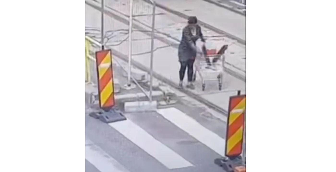 Femeie surprinsă încercând să fure șine de tramvai
