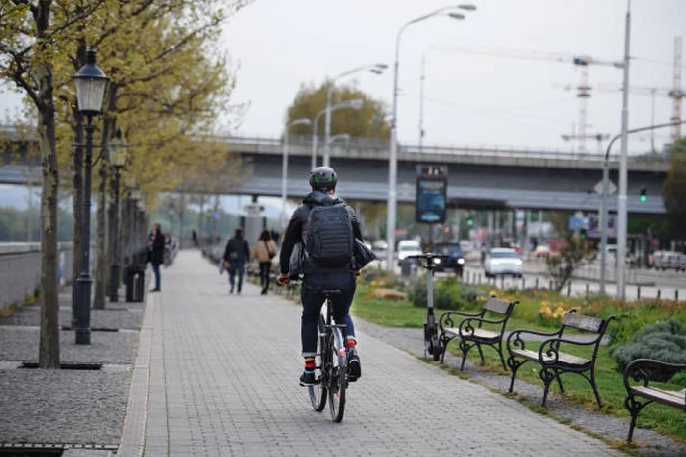 Agresiune în București: o șoferiță, atacată de un biciclist
