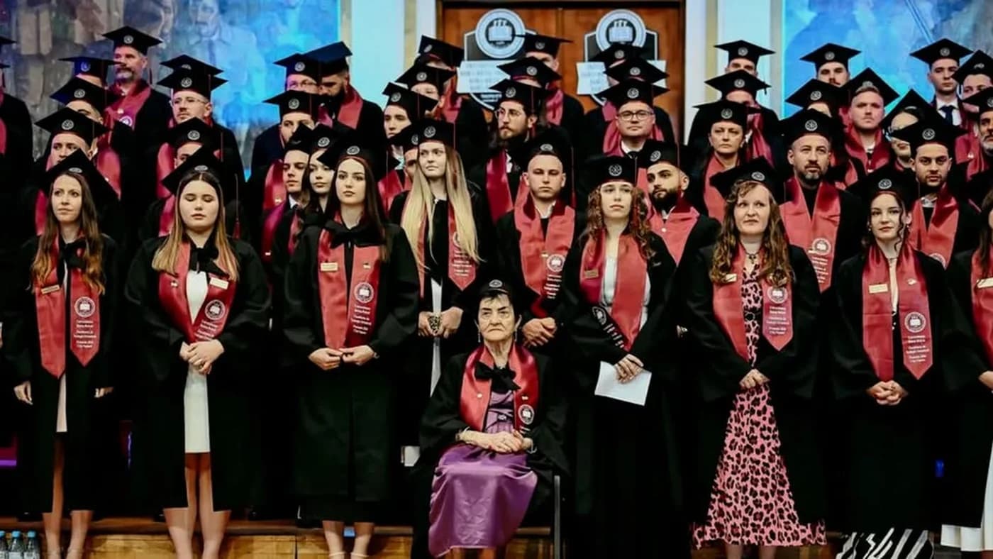 Cea mai vârstnică studentă din România a absolvit facultatea
