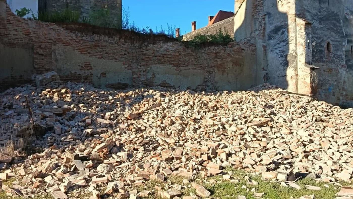 Zidul bisericii fortificate din Moșna, parțial prăbușit