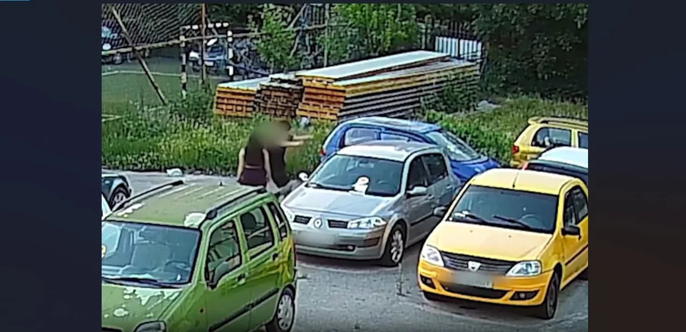 Adolescenți filmați vandalizând mașini în Sectorul 4
