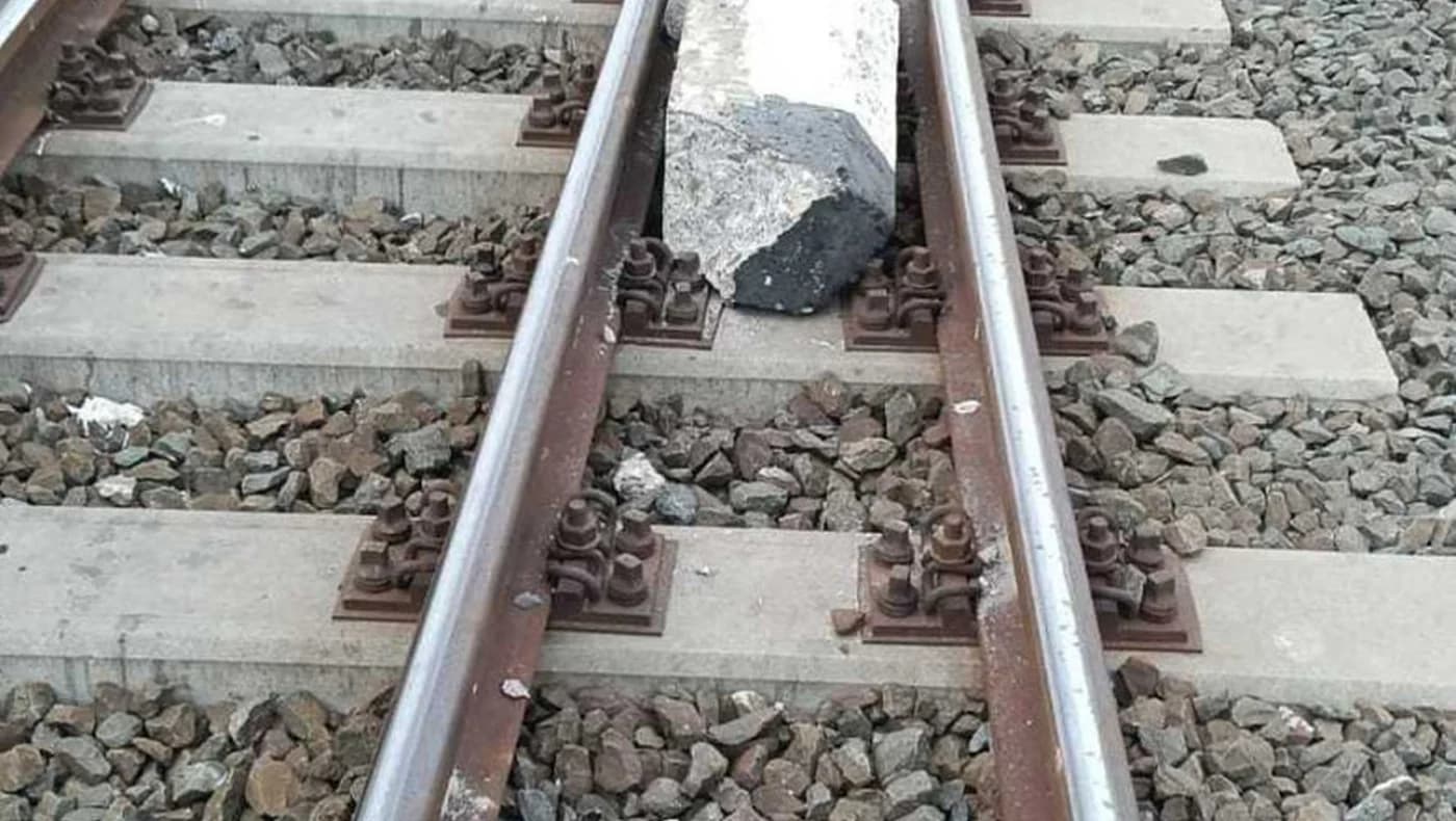 Element de beton pe calea ferată, lovit în Constanța