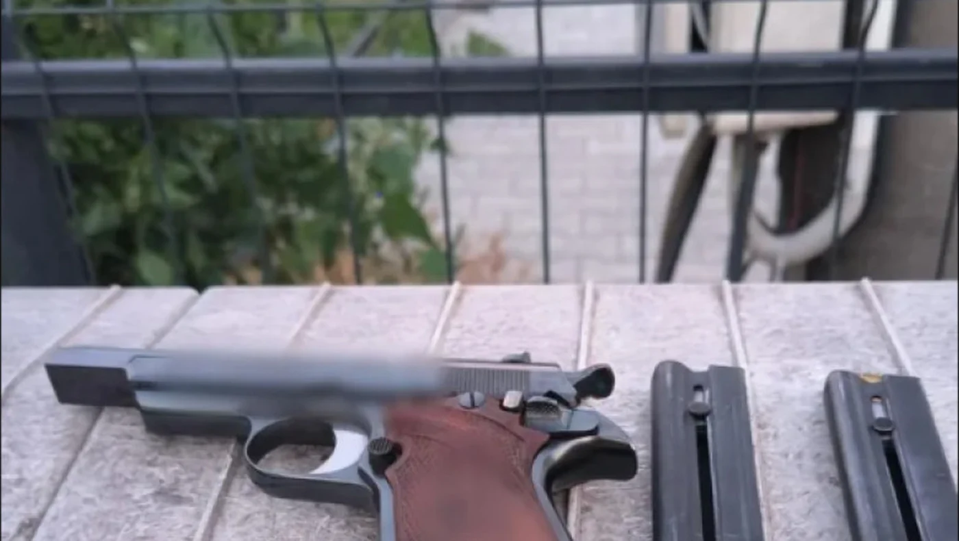 Pistol și muniție găsite în mașină, la Buzău