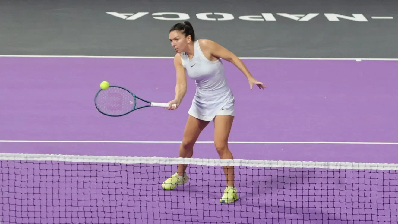 Simona Halep pe terenul de tenis, imagine de arhivă de la retragerea sa din activitate