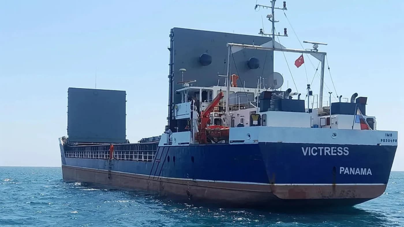 Cargou în flăcări în Marea Neagră după un atac cu dronă