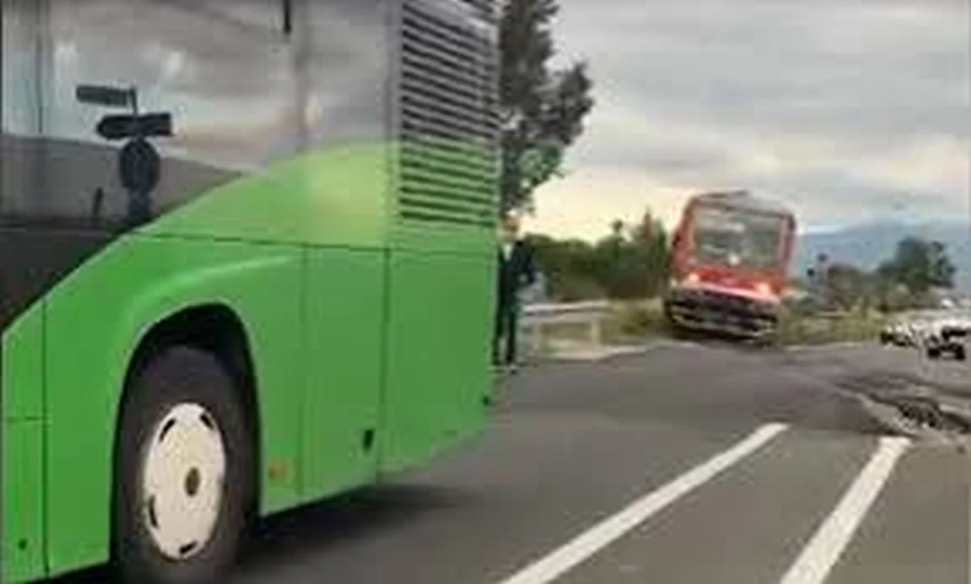 Autobuz blocat pe calea ferată la Brașov, pasagerii salvați