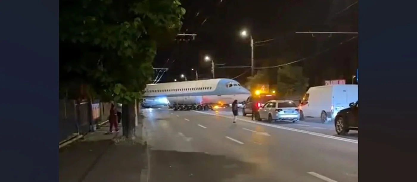 Componentă de avion pe strada Traian Vuia din Cluj