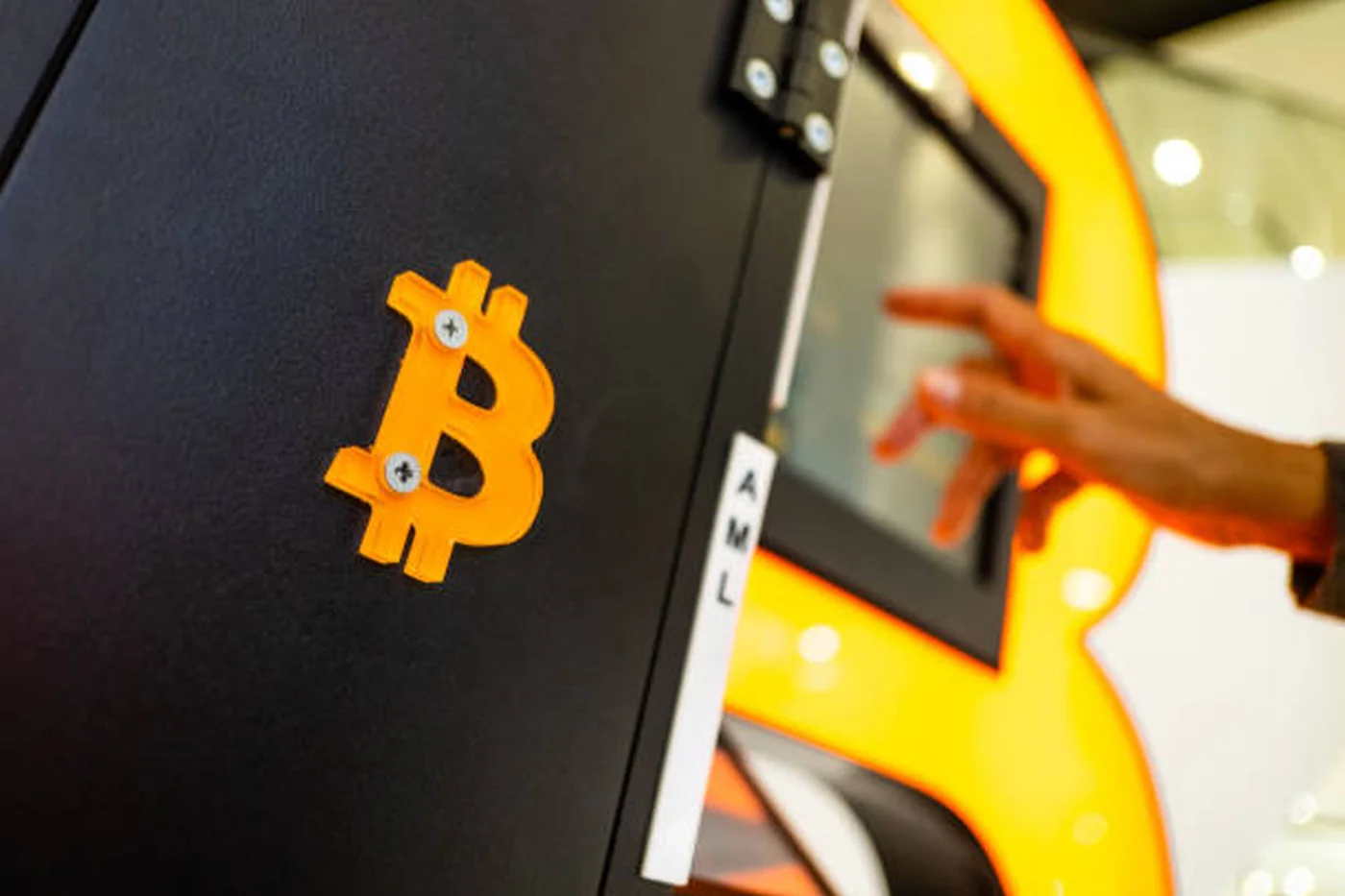 Escrocherie cu ATM-uri Bitcoin în București: doi reținuți