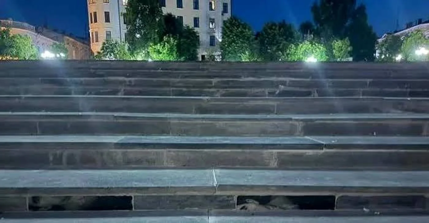 Cernăuți: treptele din centru, pavate cu pietre funerare