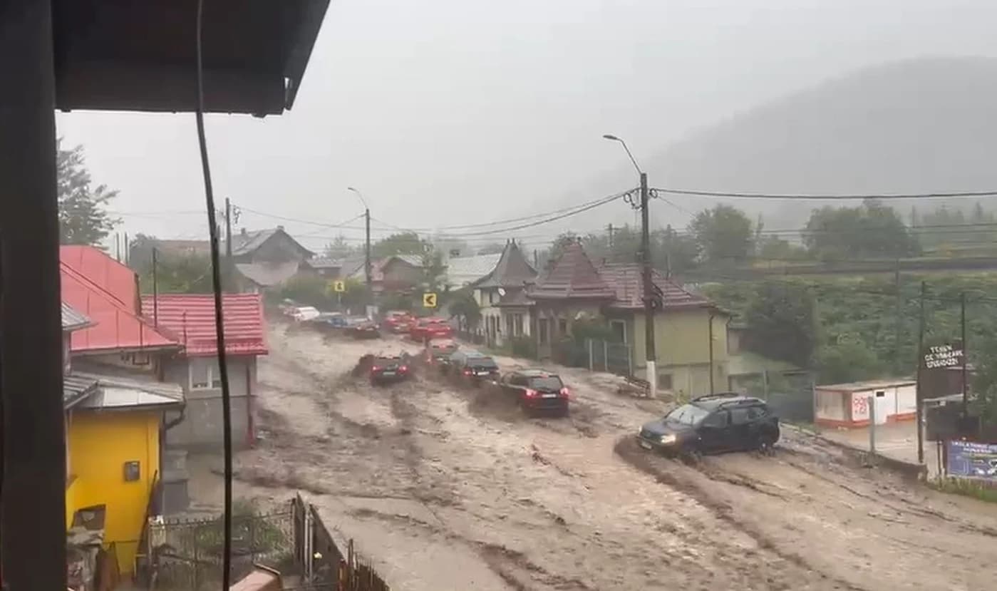 Inundații în Bușteni: străzi blocate și DN1 afectat
