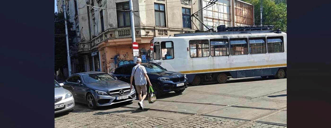 Un BMW parcat neregulamentar a blocat linia 21 în București