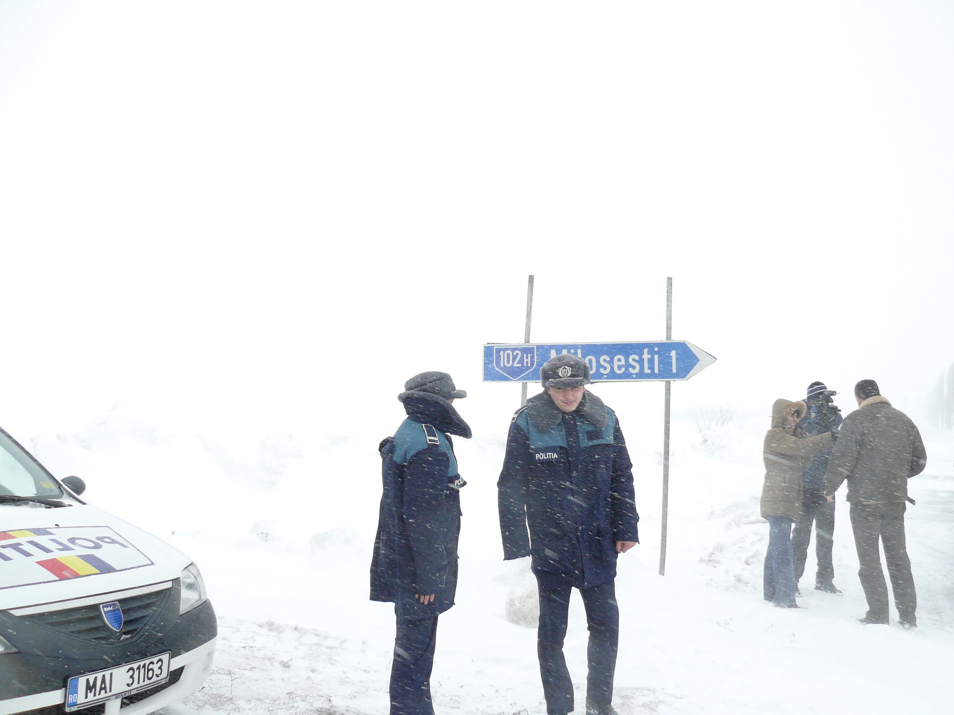 Ialomiţa - Zăpada şi viscolul au blocat zeci de drumuri, oameni, maşini şi au închis şcolile