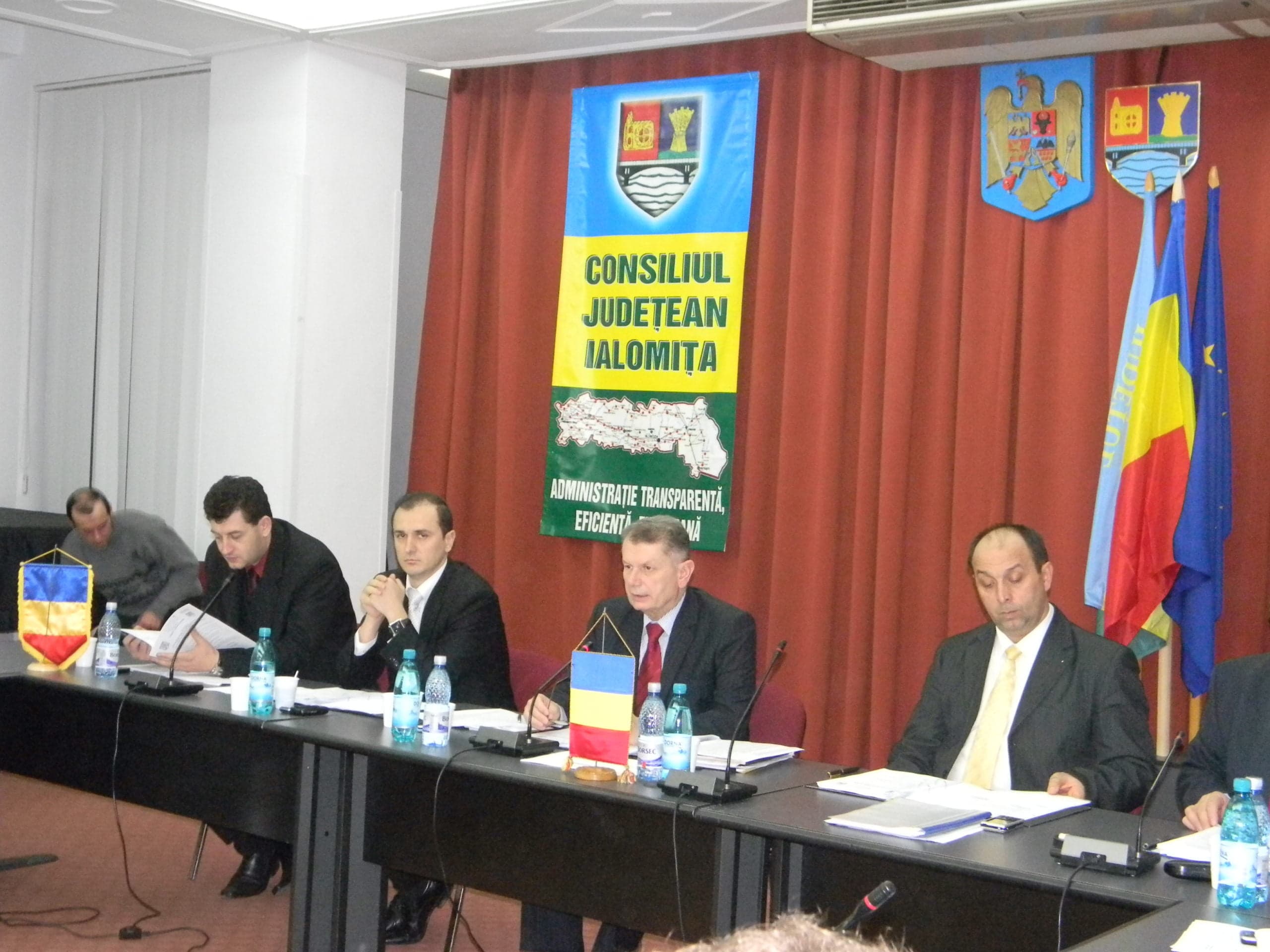 „Exercitiu de imagine” despre felul in care se „impartesc” banii…Consilierii PDL au parasit sedinta — Politică