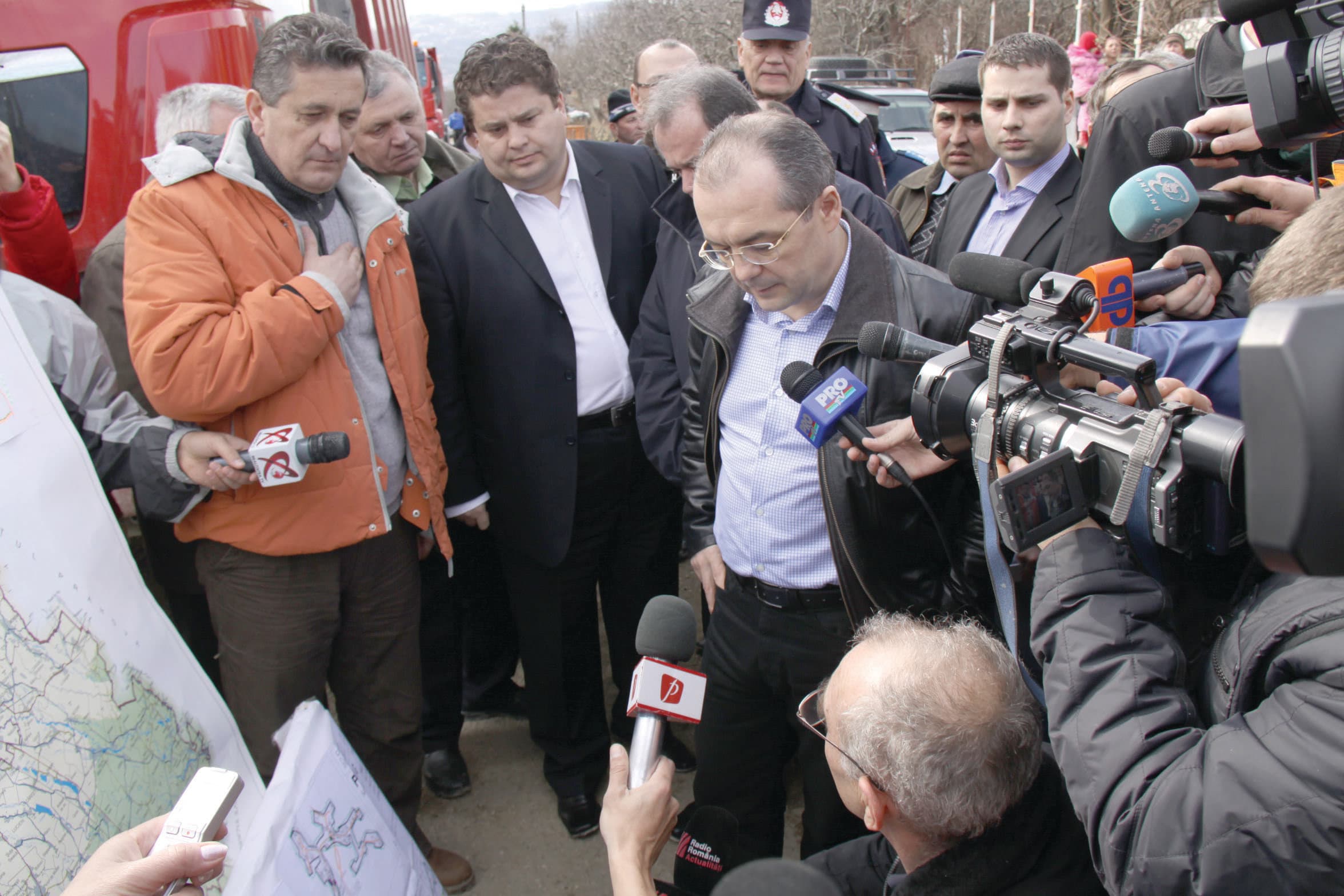 Emil Boc a dat exemplu prefectilor din toata tara eficienta cu care au actionat autoritatile dambovitene in zonele afectate de alunecarile de teren