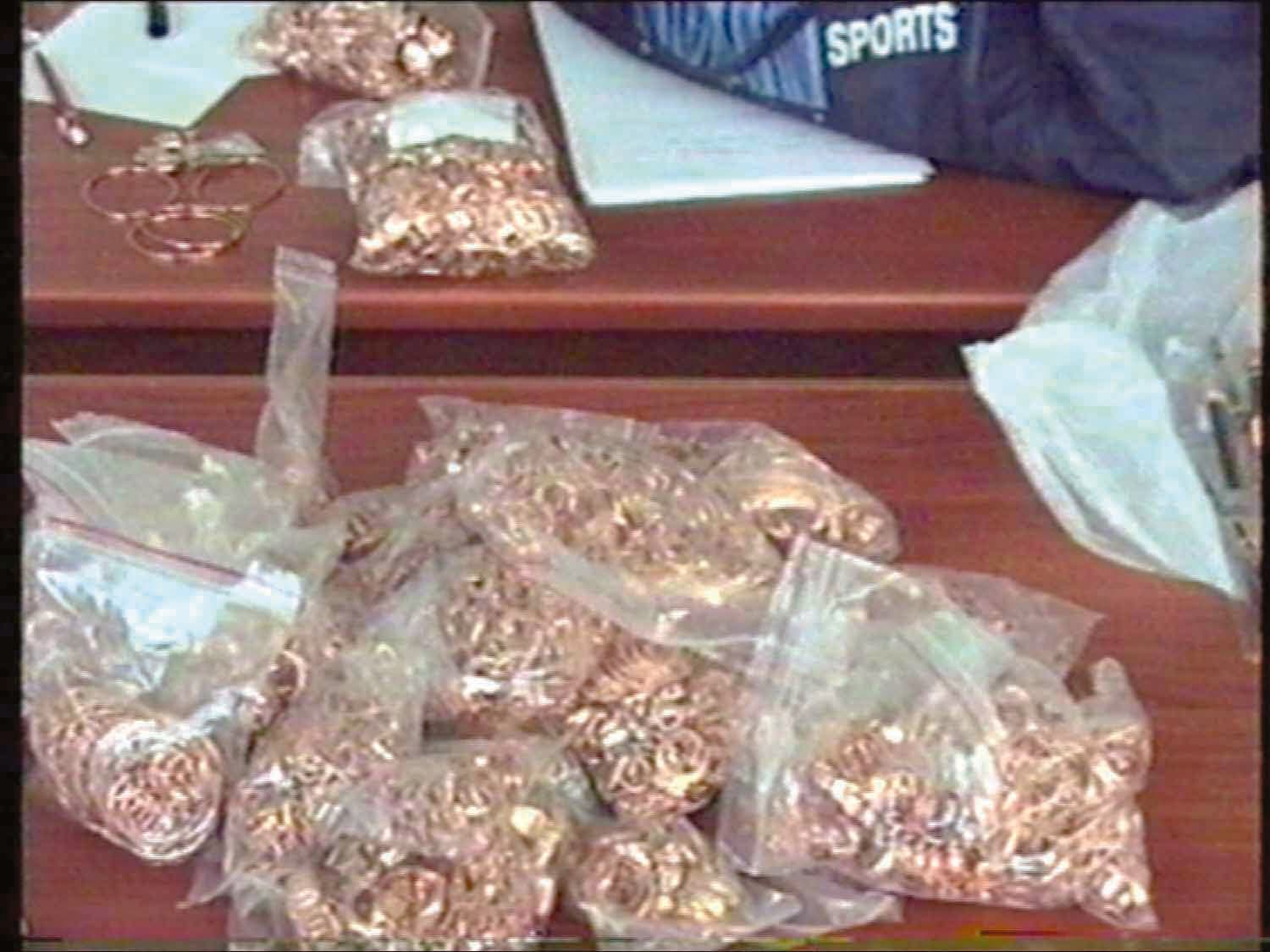 Aproape o jumatate de kg de aur, confiscat de politisti