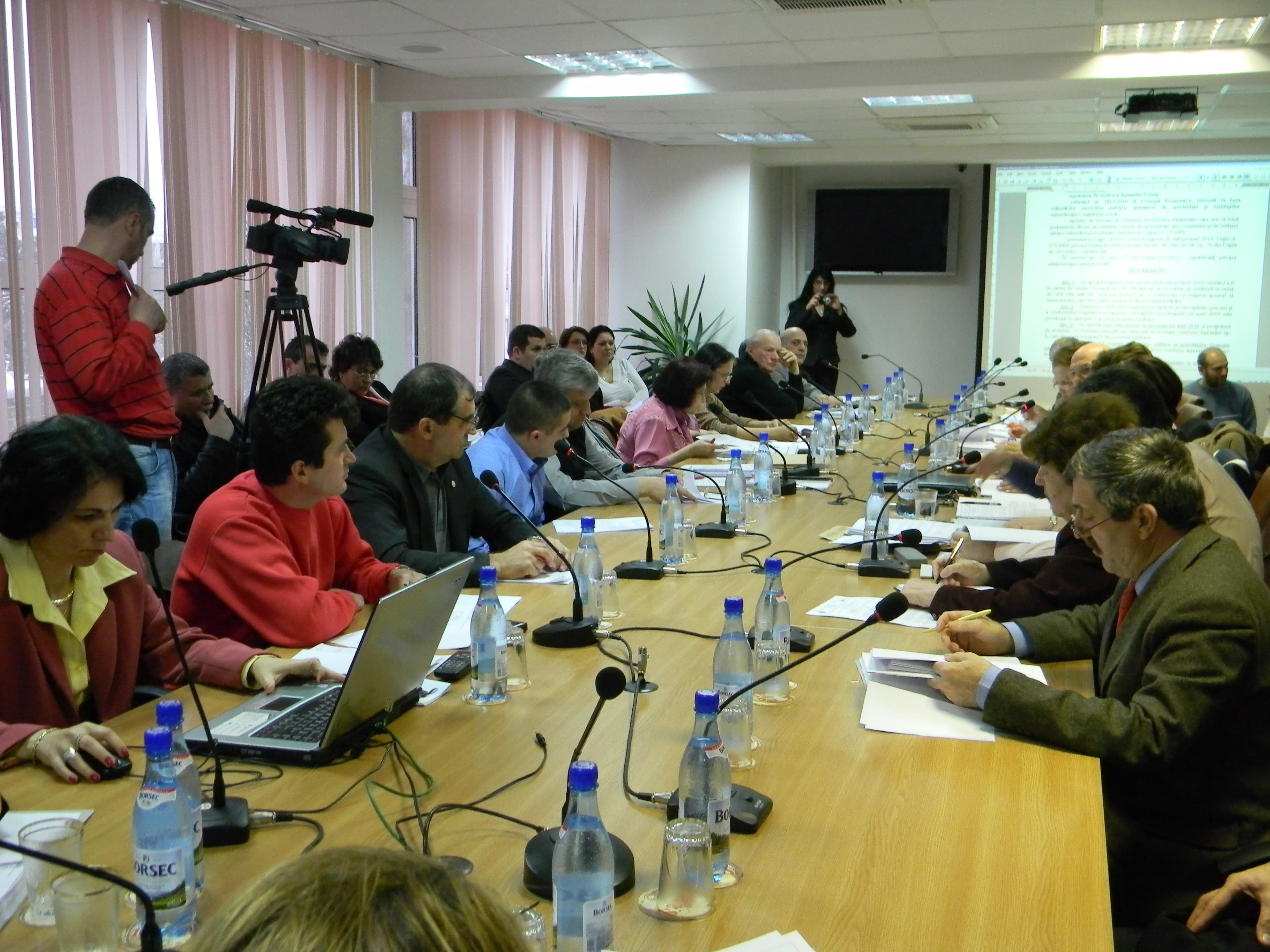 Consilierii locali din Slobozia, primarul şi salariaţii compartimentului de urbanism, cercetaţi penal