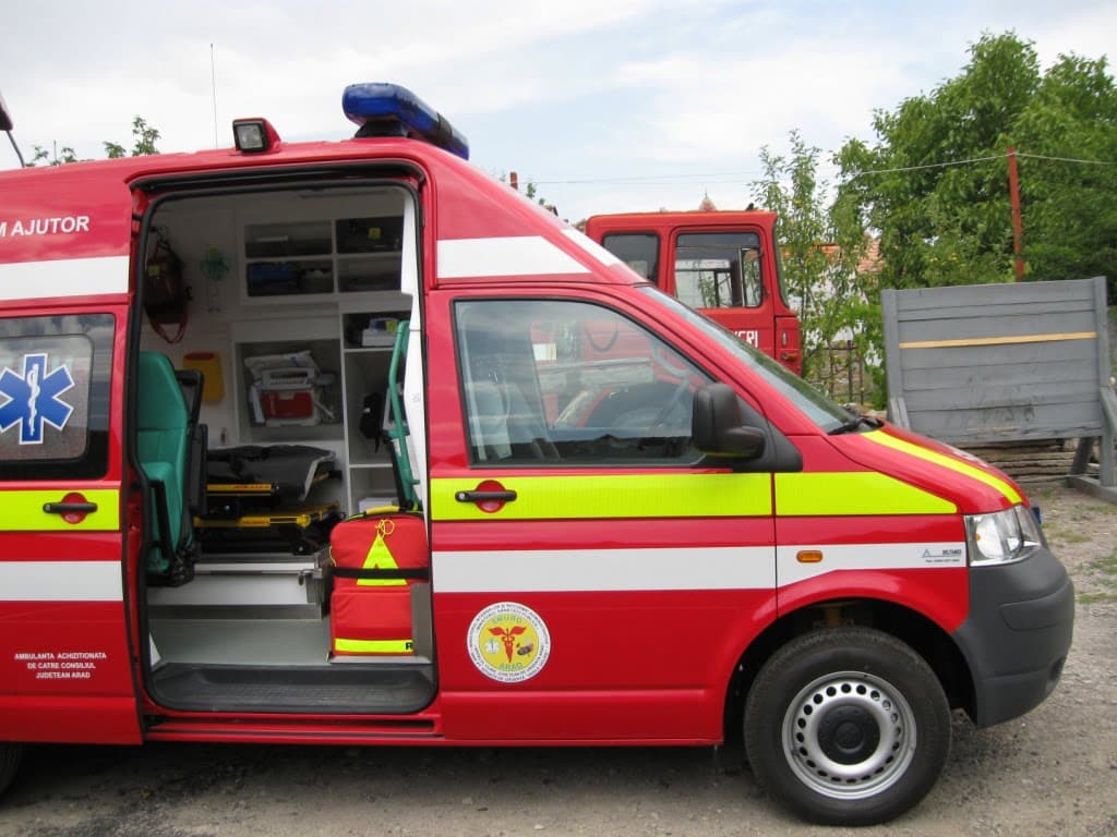 Ambulanță atacată cu topoare în Cluj, șofer rănit la ochi — Bărbat mort după o cădere de pe trotinetă, în Mureș