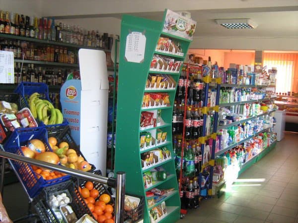 Activitate suspendată la două hypermarketuri din Capitală. ANSVSA a descoperit multe nereguli