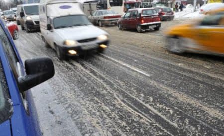 16 mașini s-au tamponat în această dimineață pe o șosea din Alba Iulia, din cauza poleiului