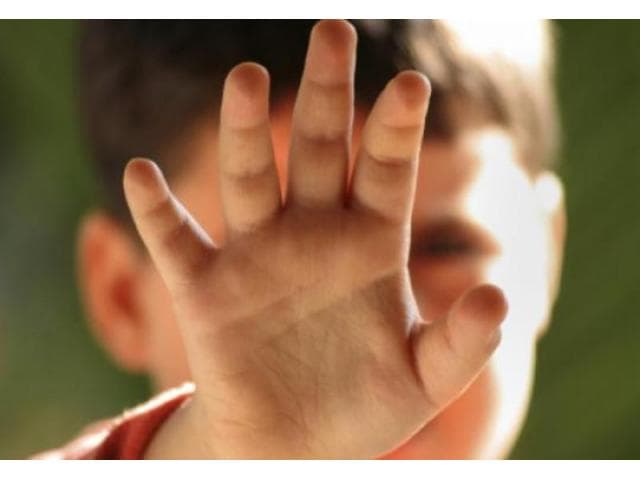 Incident grav la o școală din Târgu-Mureș: un elev de 9 ani a agresat cadre didactice și a distrus un geam