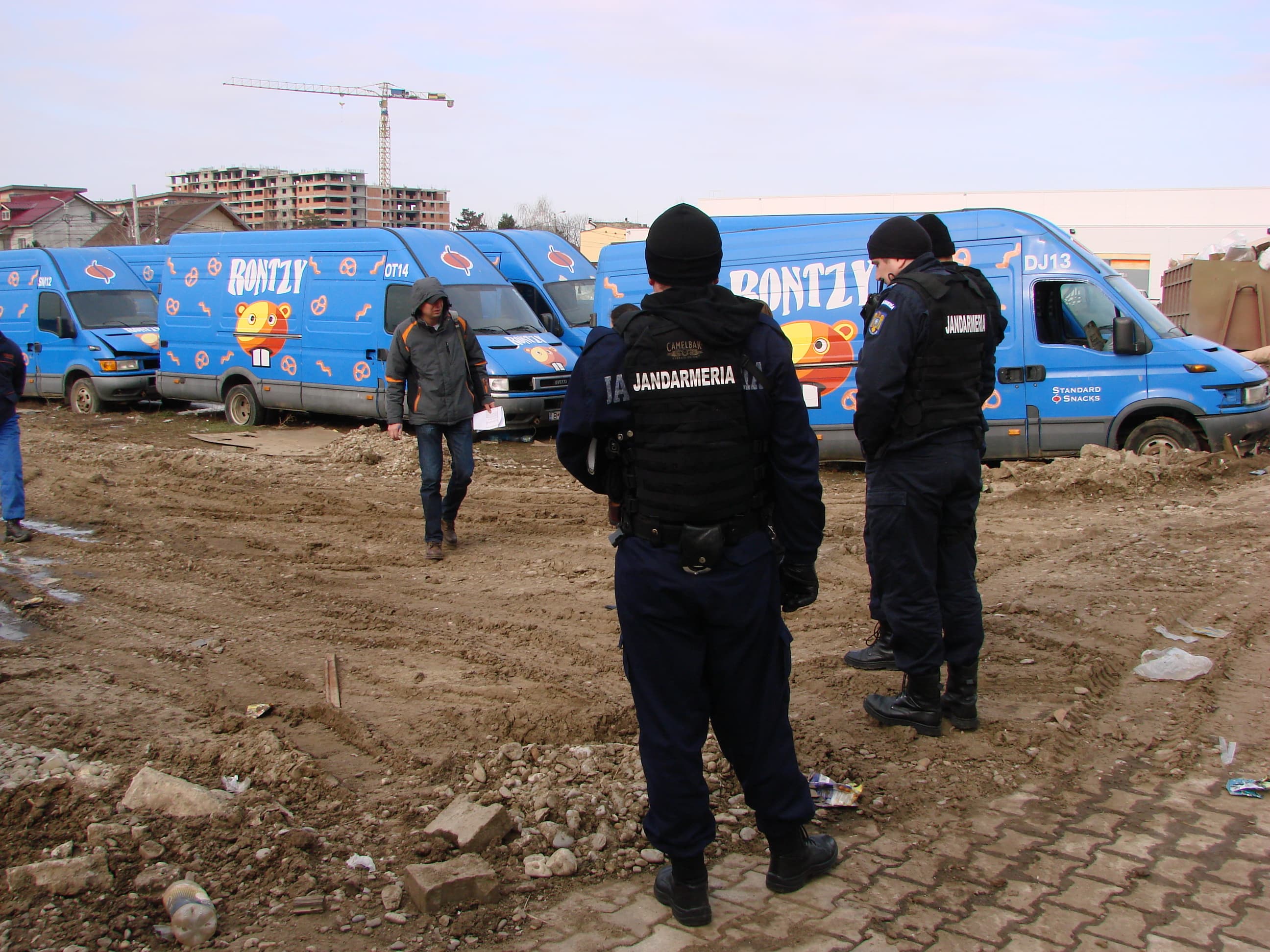 Jandarmii au actionat pentru mentinerea ordinii publice pe timpul unei actiuni de ridicare a unor autoutilitare