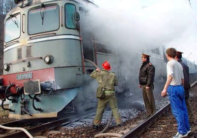 Locomotiva unui tren de călători care circula pe ruta Buzău-București a luat foc