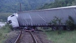 Dambovita - TIR cazut pe calea ferata in zona Titu