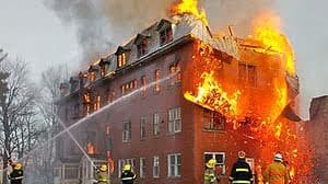 Prahova - Incendiu puternic la asociatia crestina de la Valea Plopului; mai multe cladiri au fost di — Societate