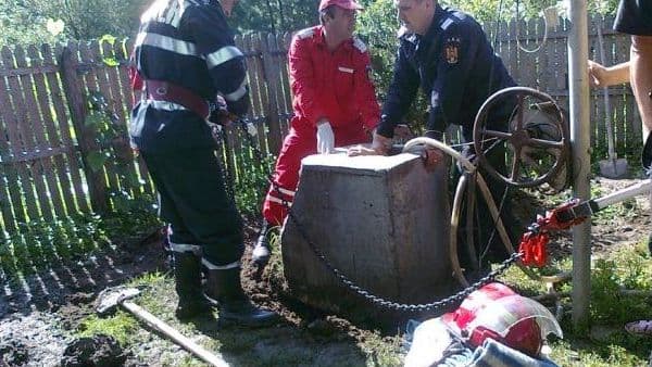 Olt - Femeie salvata din fantana cu un buldo-excavator