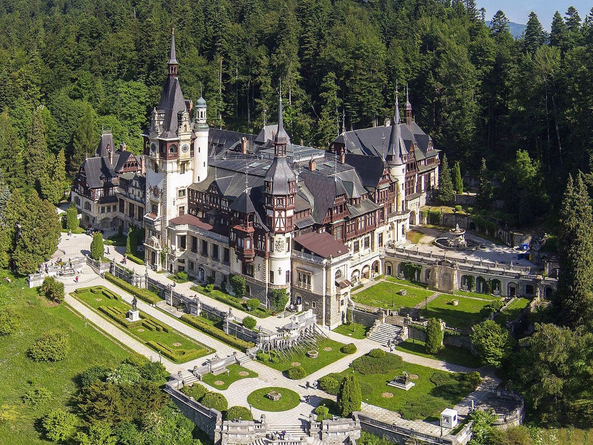 Ancheta continuă la Muzeul Peleș. Biletele colectate de la grupuri mari de turiști erau păstrate și revândute altor grupuri